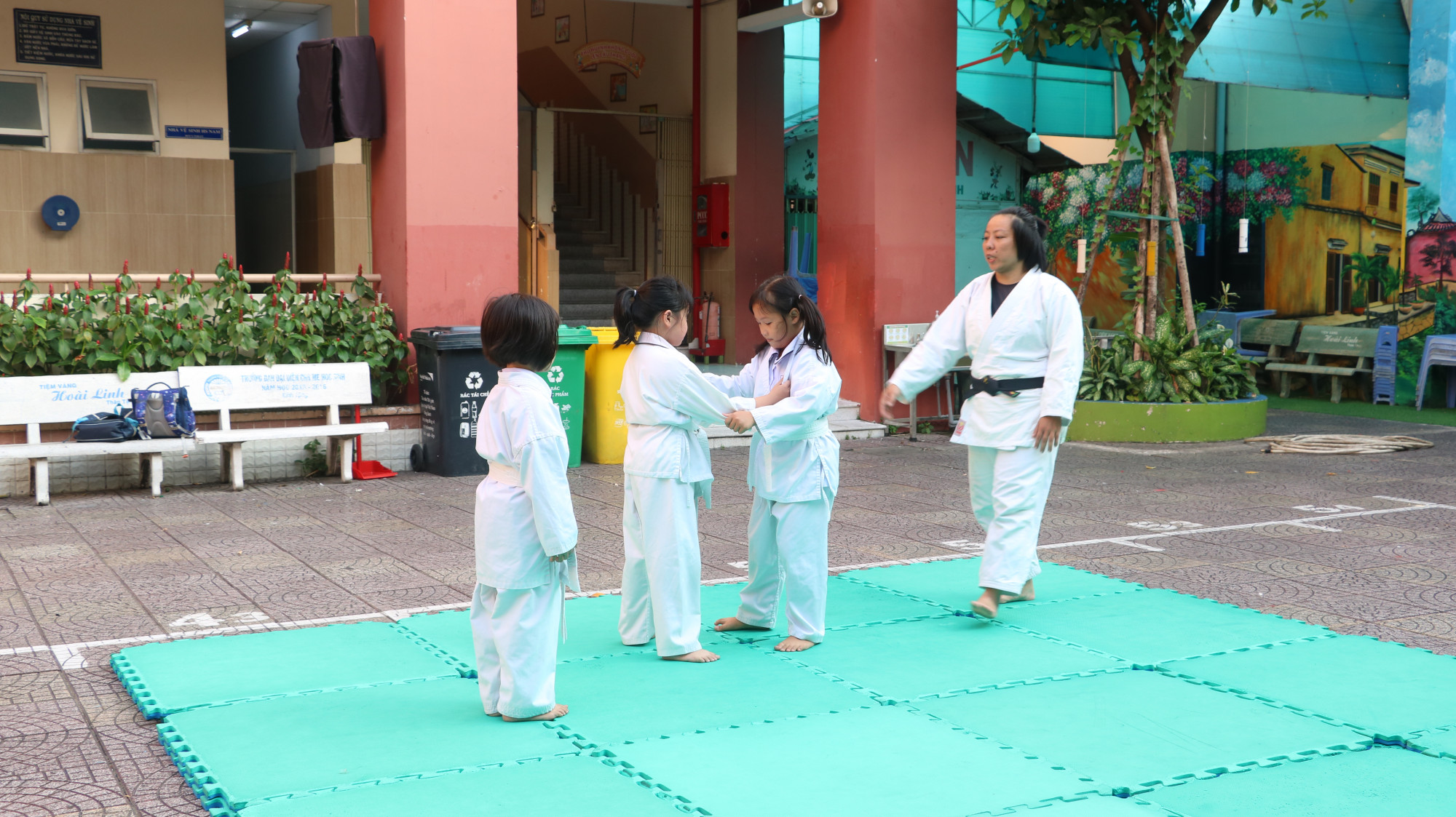 Học sinh tiểu học TPHCM tập võ sau giờ học