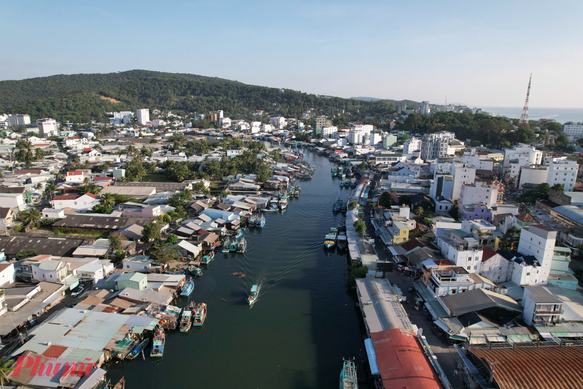 Sông Dương Đông có giá trị khai thác du lịch nhưng bị việc ô nhiễm và quy hoạch chưa tốt làm ảnh hưởng tới du lịch - Ảnh Phú Hữu