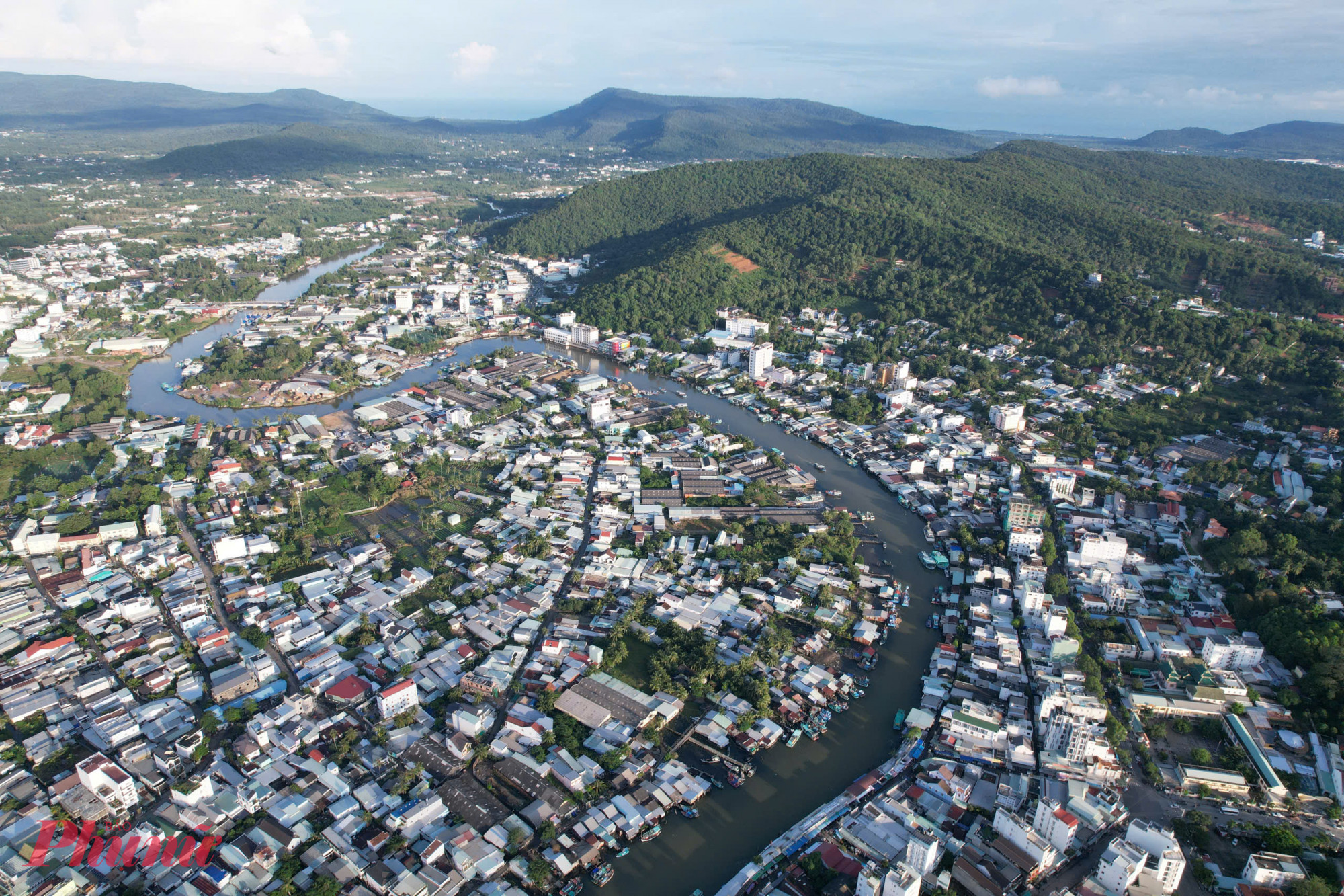 Nhìn từ trên cao, sông Dương Đông uốn lượn như phượng múa rồng bay - Ảnh Phú Hữu