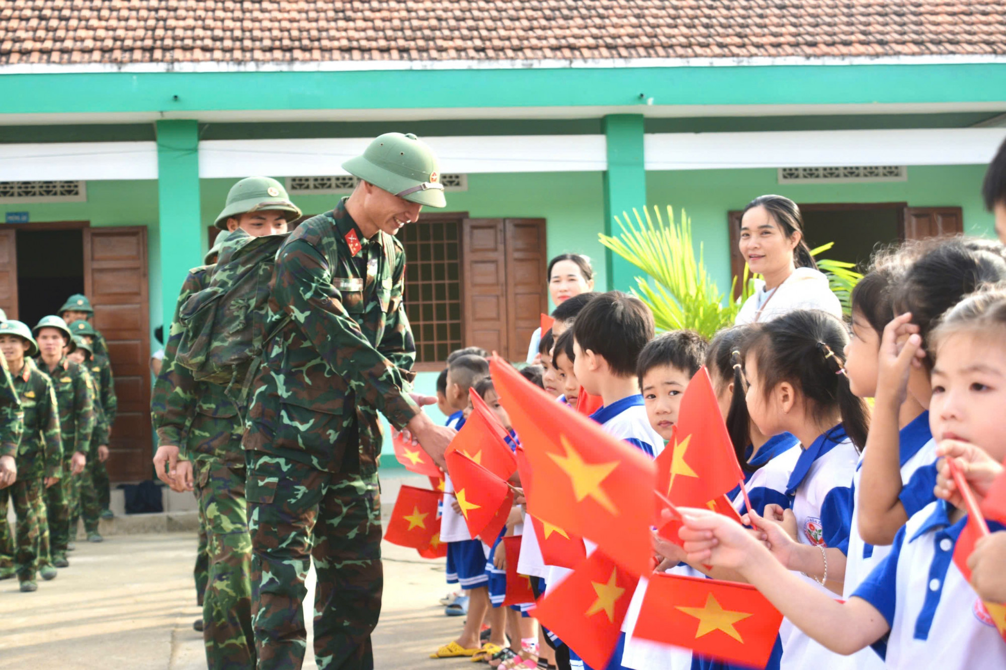 Hình ảnh người lính khắc sâu trong lòng nhân dân - ảnh: N.T.