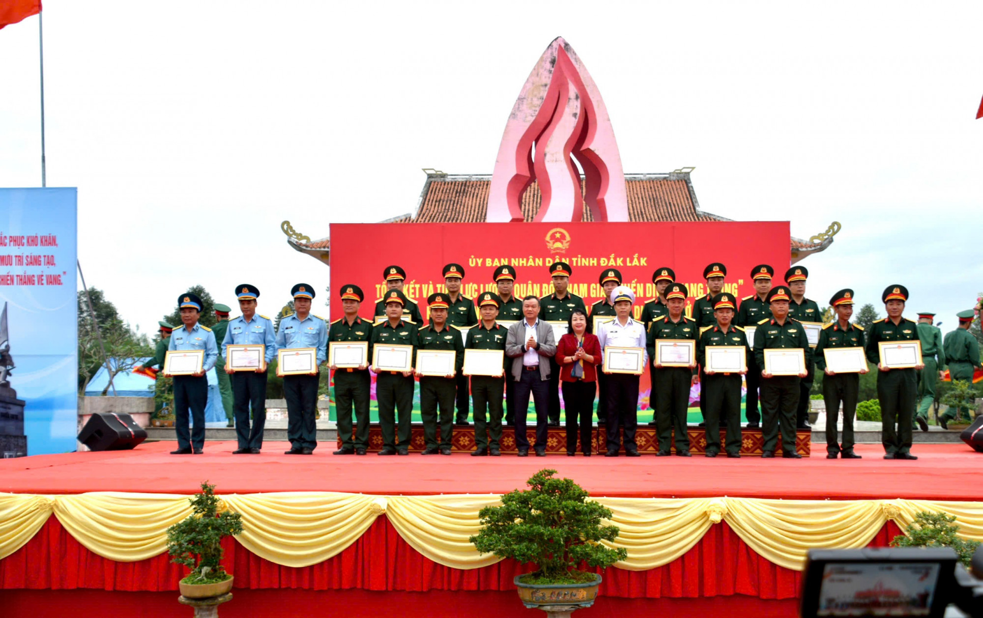 Tỉnh Đắk Lắk trao tặng Bằng khen cho nhiều cá nhân, đơn vị - ảnh: N.T.