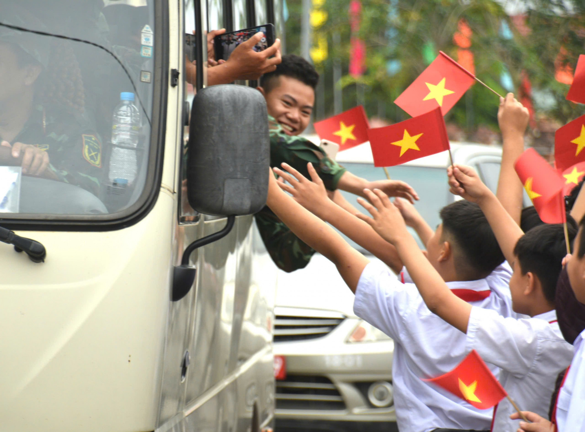 Bịn rịn giây phút chia tay những người lính - ảnh: N.T.