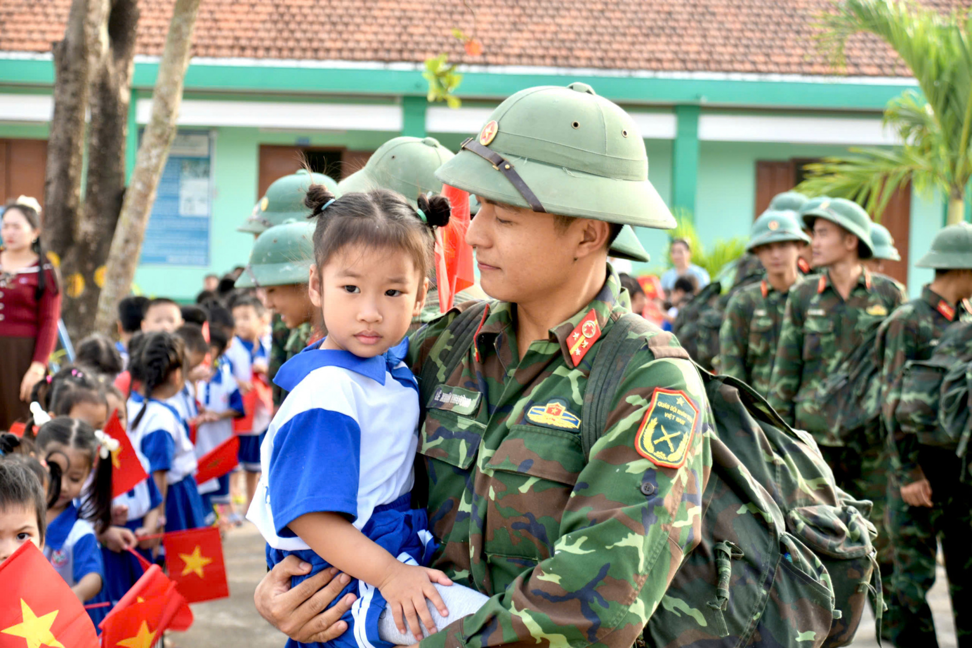 Các chú bộ đội chia tay người dân trước khi lên đường về đơn vị - ảnh: N.T.