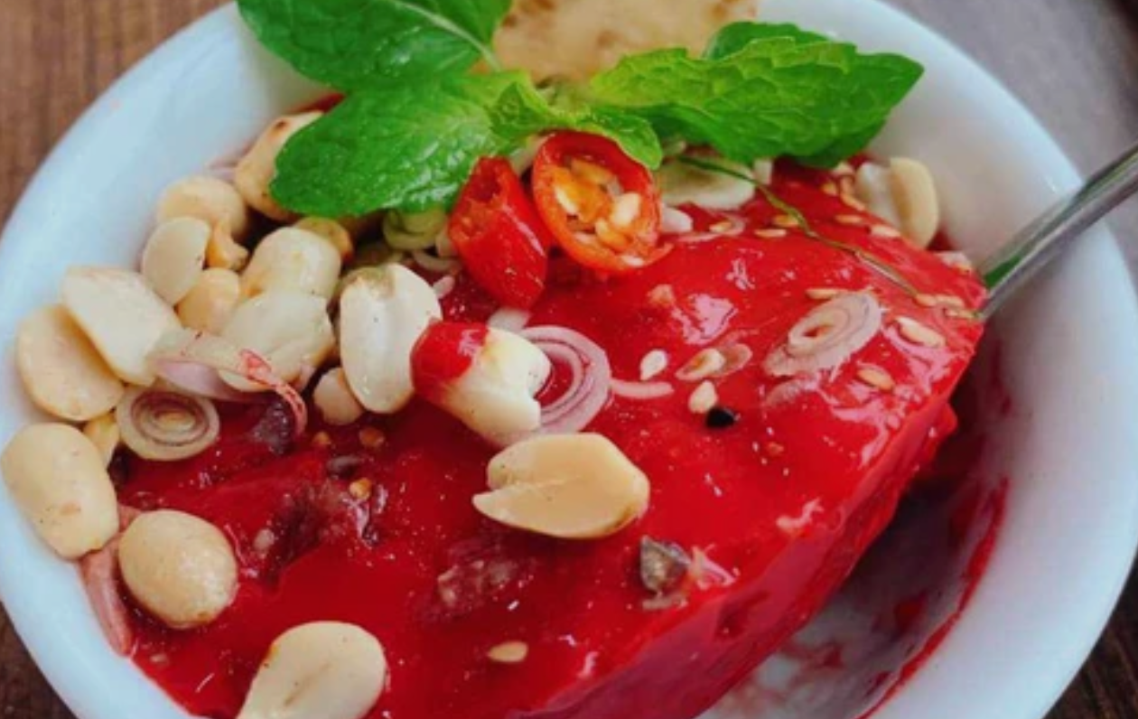 Ông H. rơi vào tình trạng nguy kịch sau khi ăn tiết canh - Ảnh minh họa