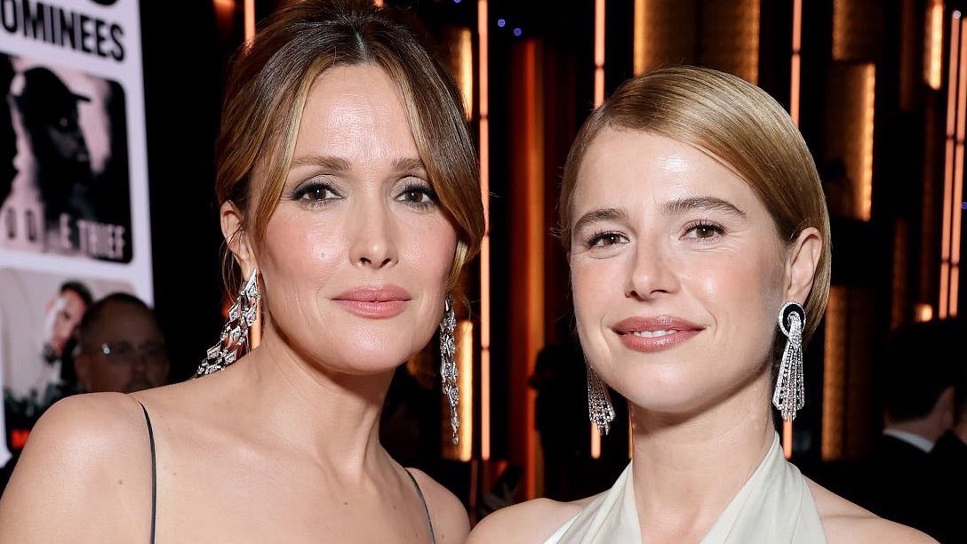 Rose Byrne (trái) và Jessie Buckley (phải) lần lượt đoạt giải Nữ chính xuất sắc ở dòng phim nhạc/hài kịch và chính kịch 