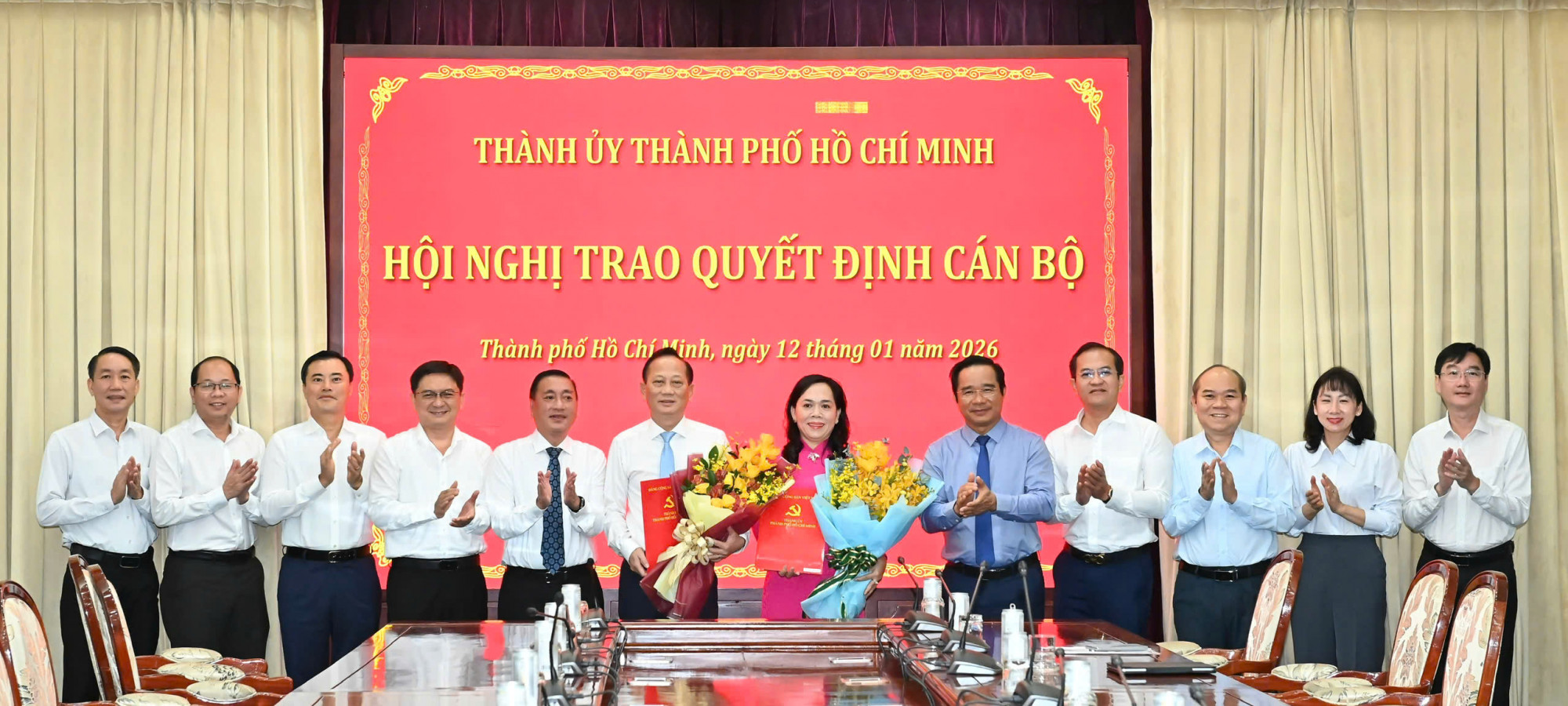 Ông Nguyễn Văn Được cùng các đại biểu chúc mừng bà Nguyễn Thanh Xuân, ông Trần Văn Nam nhận nhiệm vụ mới - Ảnh: Việt Dũng/ SGGP