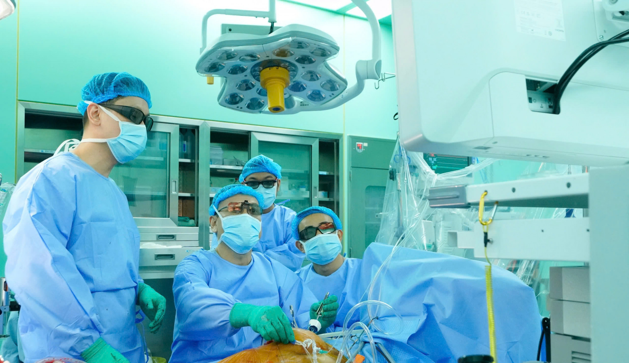 Lần đầu tiên tại Việt Nam diễn ra ca phẫu thuật tim nội soi 3D 2 trong 1 phức tạp (ảnh BVCC)