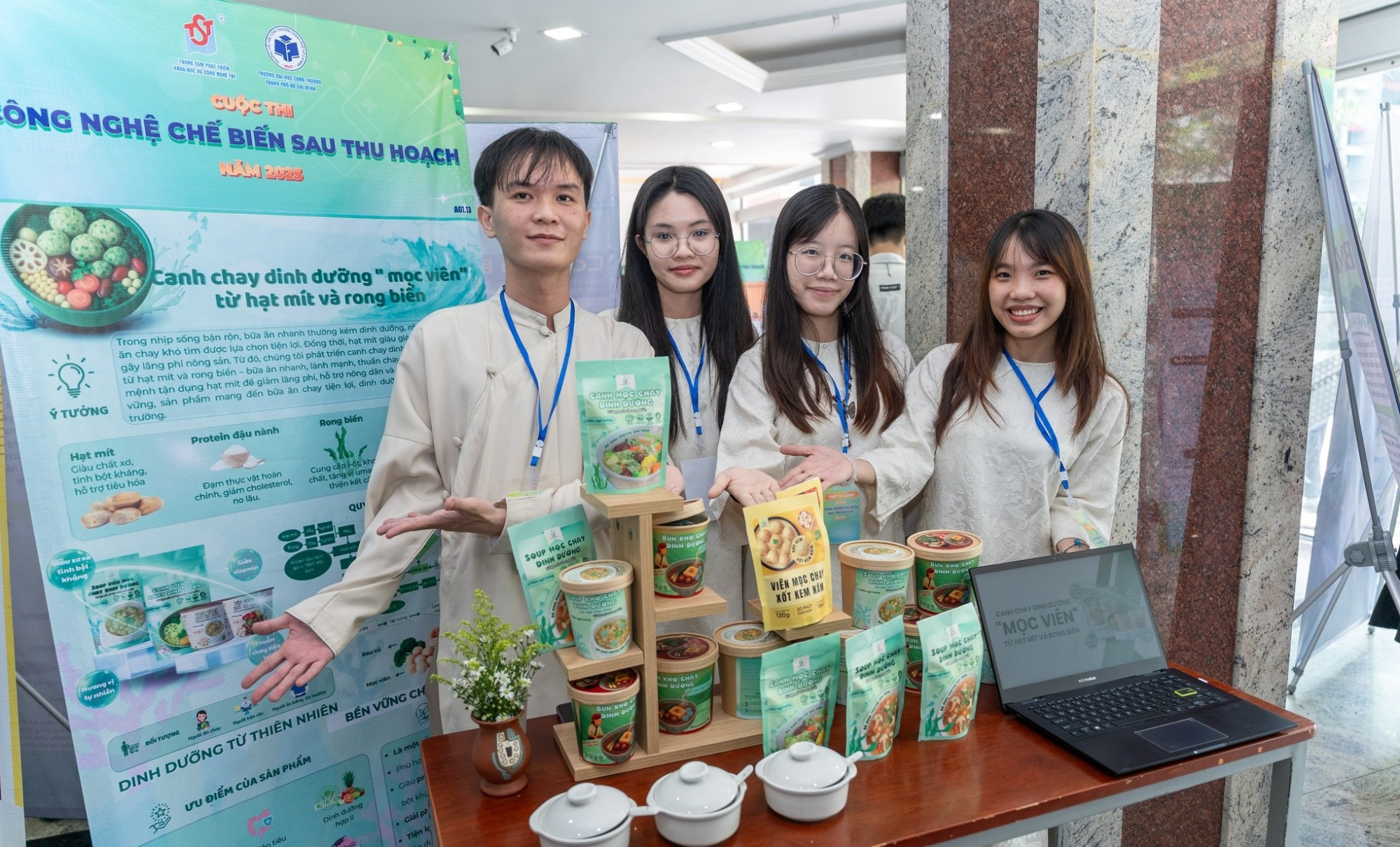 Sinh viên Trường đại học Công Thương TPHCM tham gia cuộc thi chế biến sau thu hoạch do trường tổ chức năm 2025 - Ảnh: HUIT