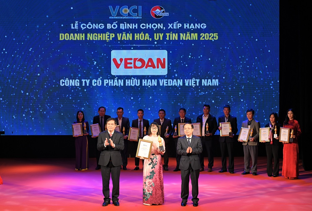 Bà Hà Thị Hòa Bình - Phó giám đốc Vedan Việt Nam - đại diện công ty nhận chứng nhận từ Ban tổ chức - Ảnh: Vedan Việt Nam