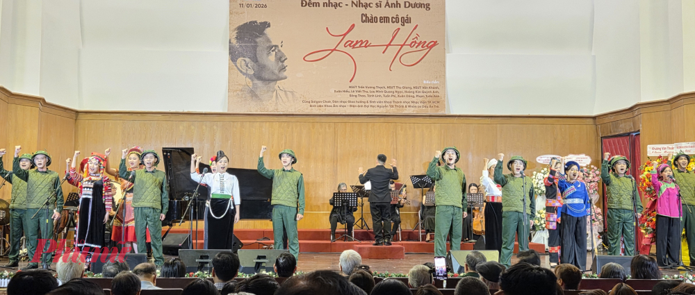 Tốp ca nam - nữ thể hiện ca khúc Chiến thắng Điện Biên