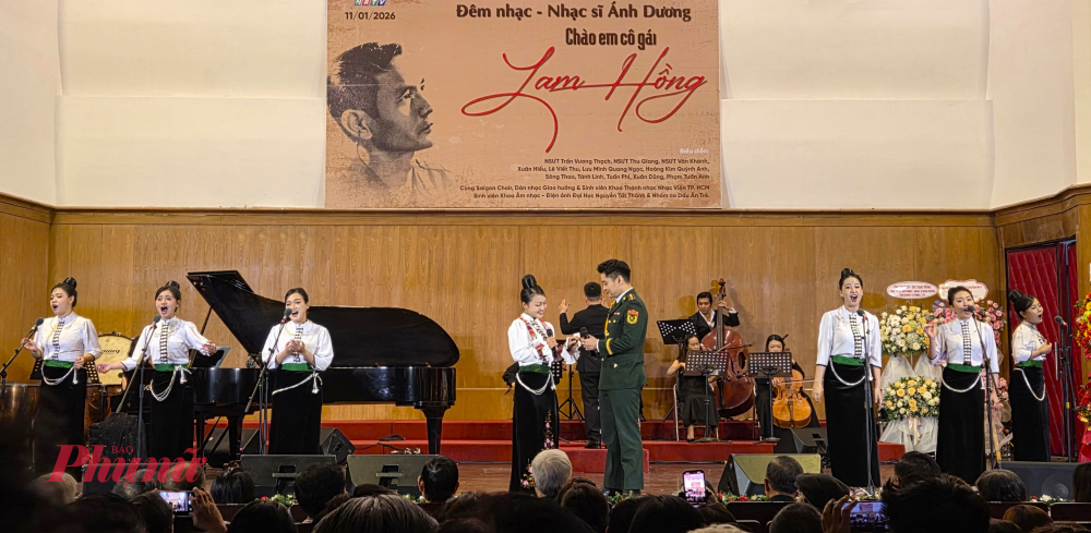 Ca khúc Hoa đào nở trên biên giới