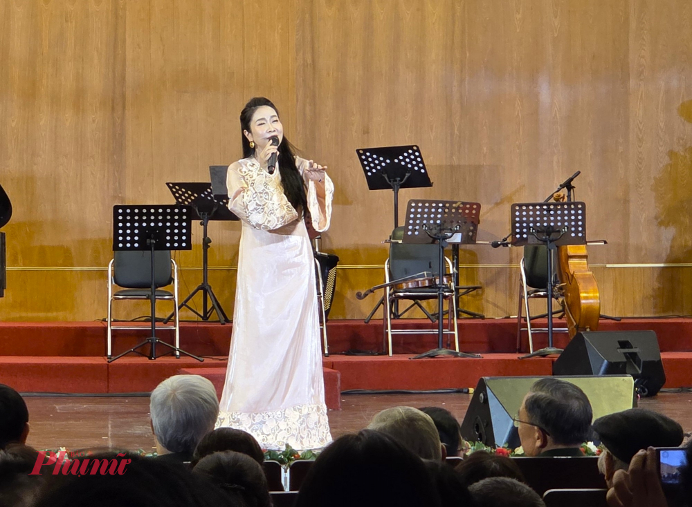 Tiếp theo sau đây sẽ là ca khúc “Áo trắng”, một sáng tác của nhạc sĩ Ánh Dương phổ từ thơ của nhà thơ Hà Quang Minh. Ca khúc “Áo trắng” sẽ được thể hiện qua giọng ca của  NSUT Vân Khánh