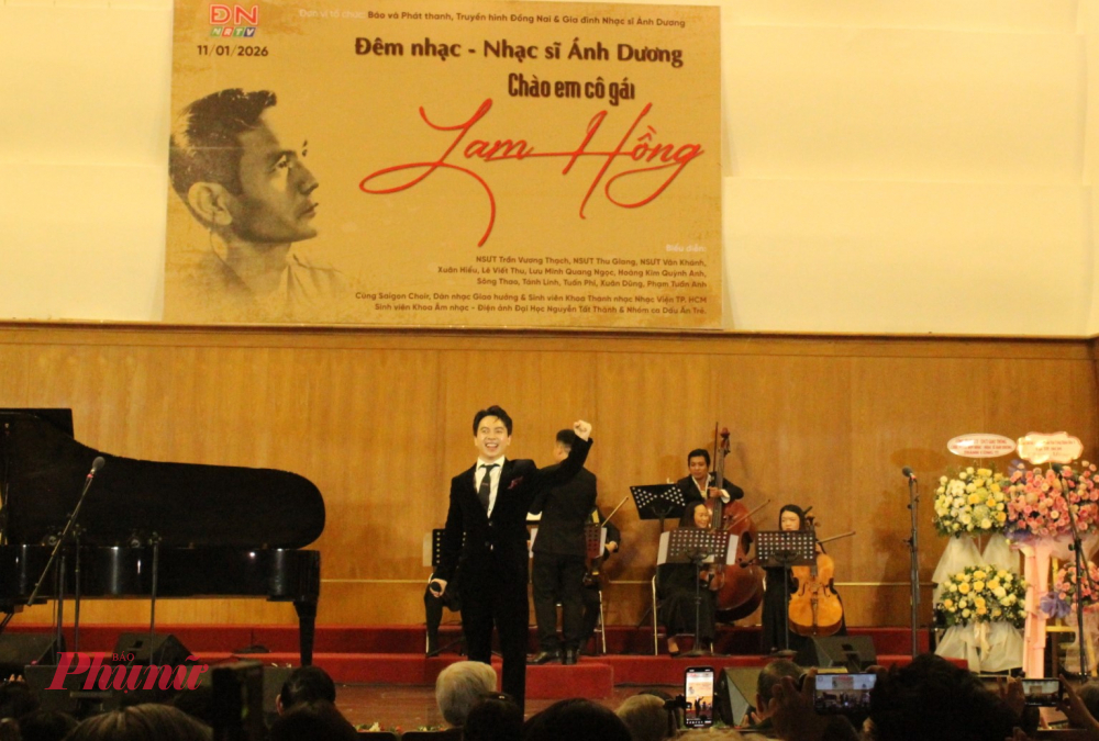 Ca sĩ Viết Thu thể hiện tác phẩm đinh của chương trình là Chào em cô gái Lam Hồng.