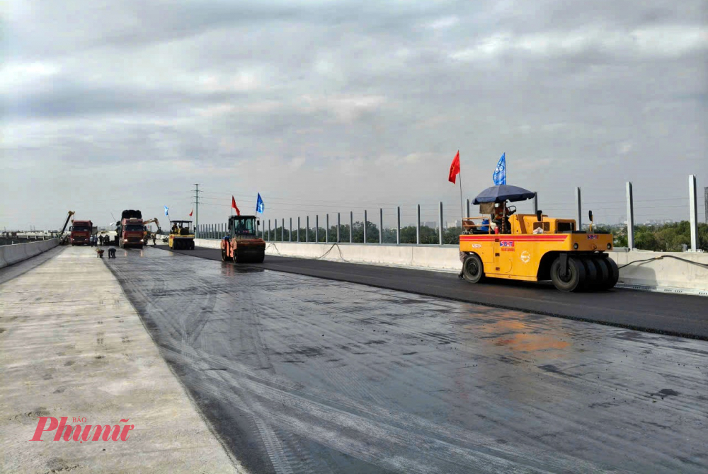 Song song với thảm nhựa mặt đường, hệ thống lan can kính chống ồn cũng được lắp đặt - Ảnh: Nguyễn Văn