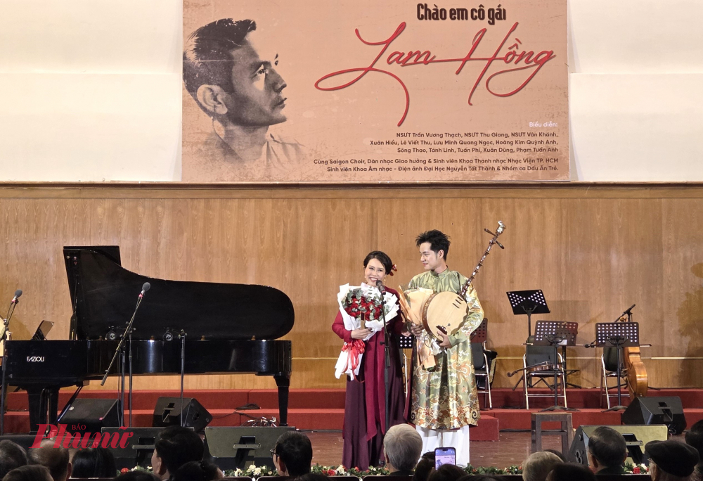 NSƯT Thu Giang cám ơn ca - nhạc sĩ Cao Bá Hưng