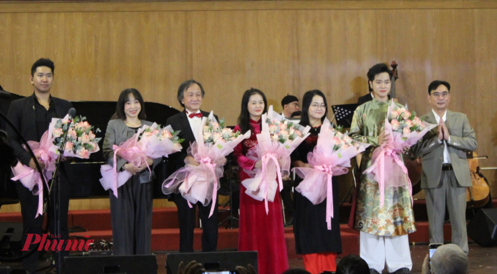 Gia đình nhạc sĩ Ánh Dương tặng hoa