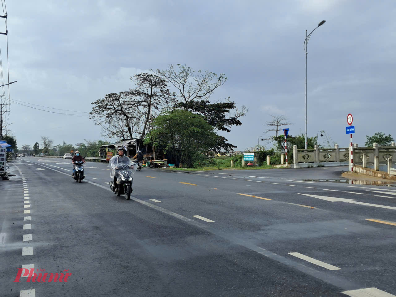 Người dân phản ánh Quốc lộ 49 Đoạn qua phường Dương Nỗ bị bóp nhỏ chỉ vì 1 hộ dân chưa chịu di dời