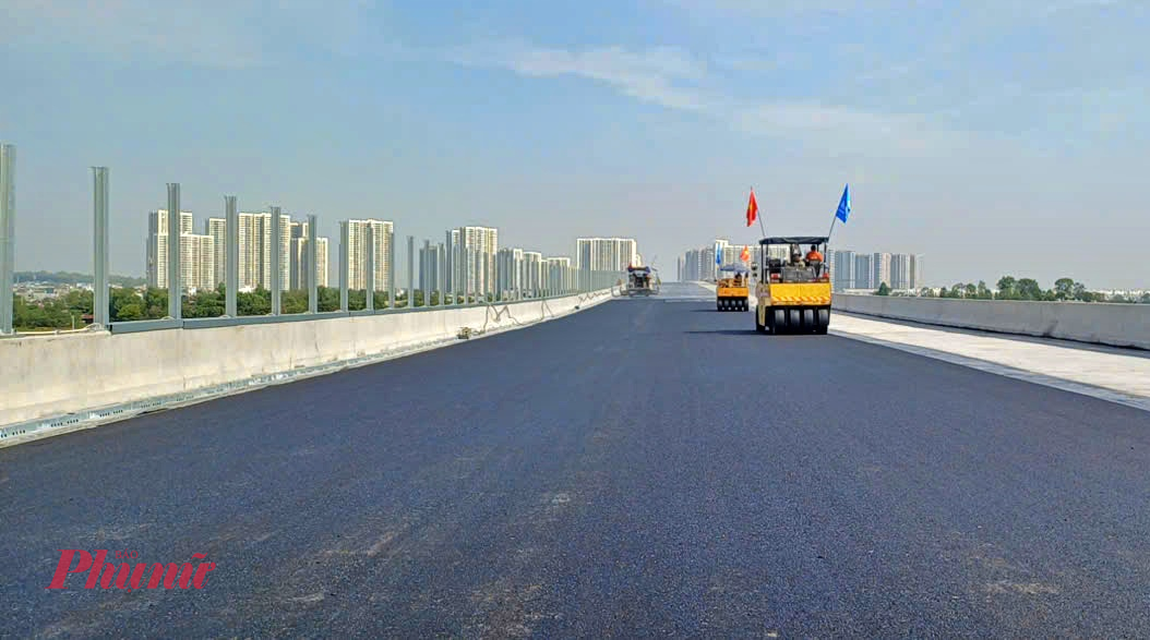 Một đoạn cầu cạn vừa hoàn thành thảm nhựa mặt đường 