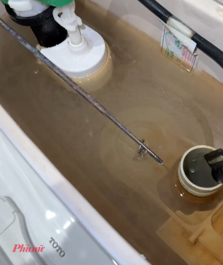 Nước sinh hoạt của hộ dân chung cư bị nhiễm dầu diesel - Ảnh: ĐP