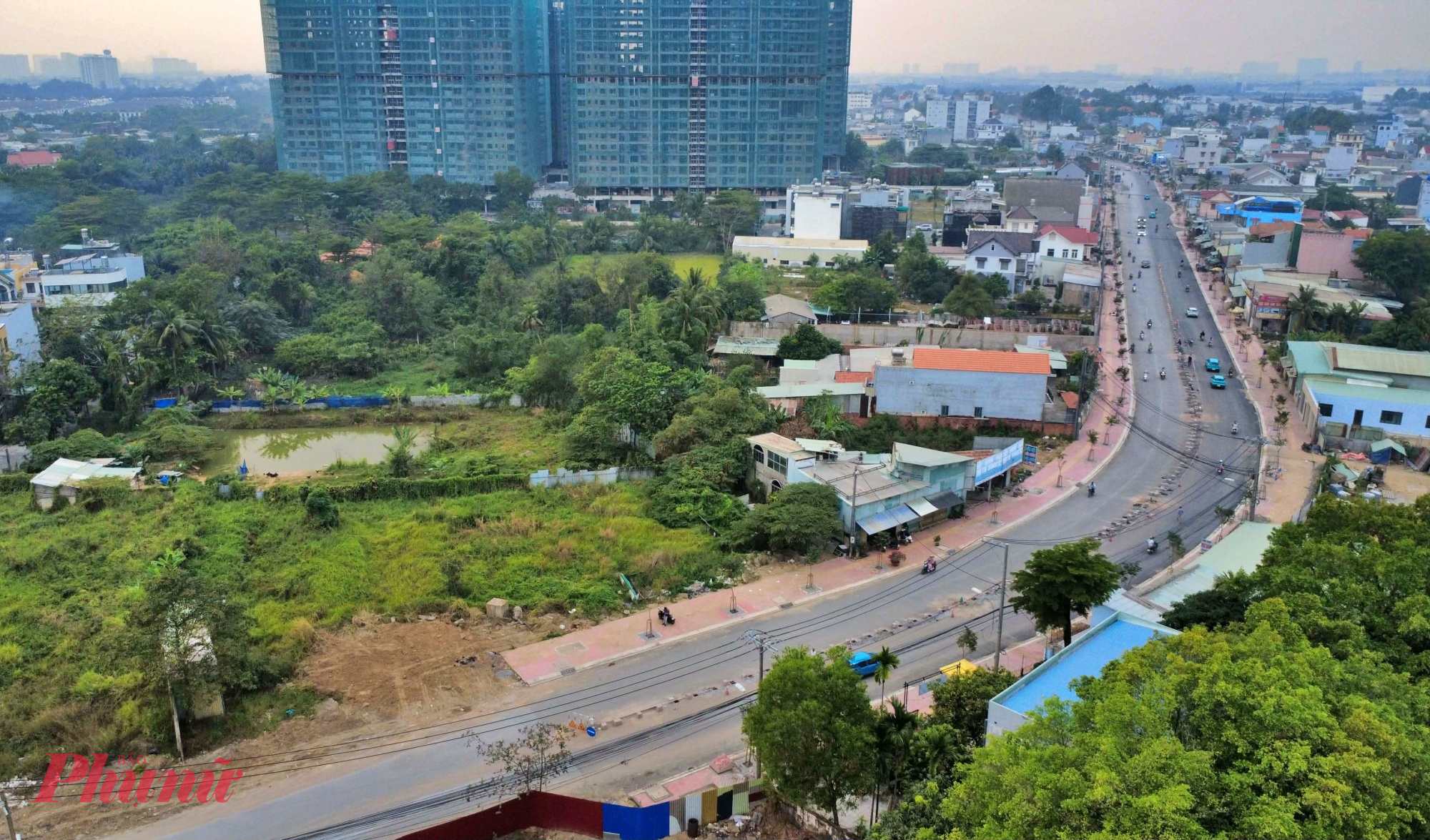 Hiện dự án đã hoàn thành hạng mục mở rộng nền đường; các nhà thầu đang thi công cuốn chiếu theo hướng từ cầu Lắp về đường Lã Xuân Oai. 