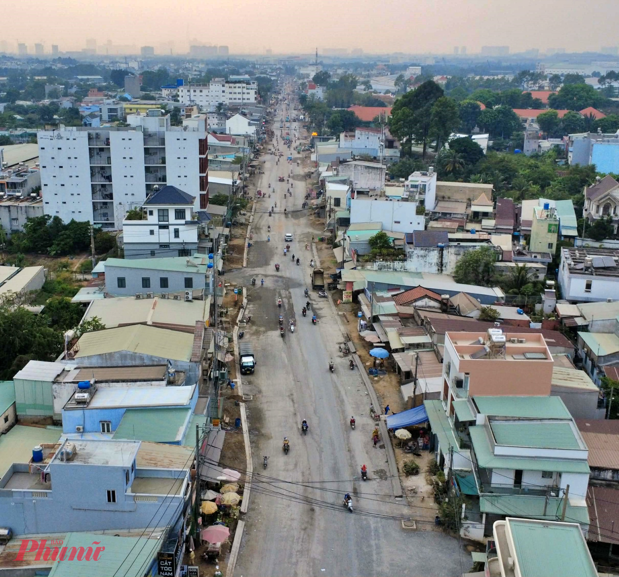 Người dân địa phương mong mỏi tiến độ được đẩy nhanh, công tác đảm bảo an toàn giao thông và vệ sinh môi trường được siết chặt hơn, sớm chấm dứt cảnh đường sá hư hỏng, bụi bặm, ngập nước từng kéo dài nhiều năm qua.
