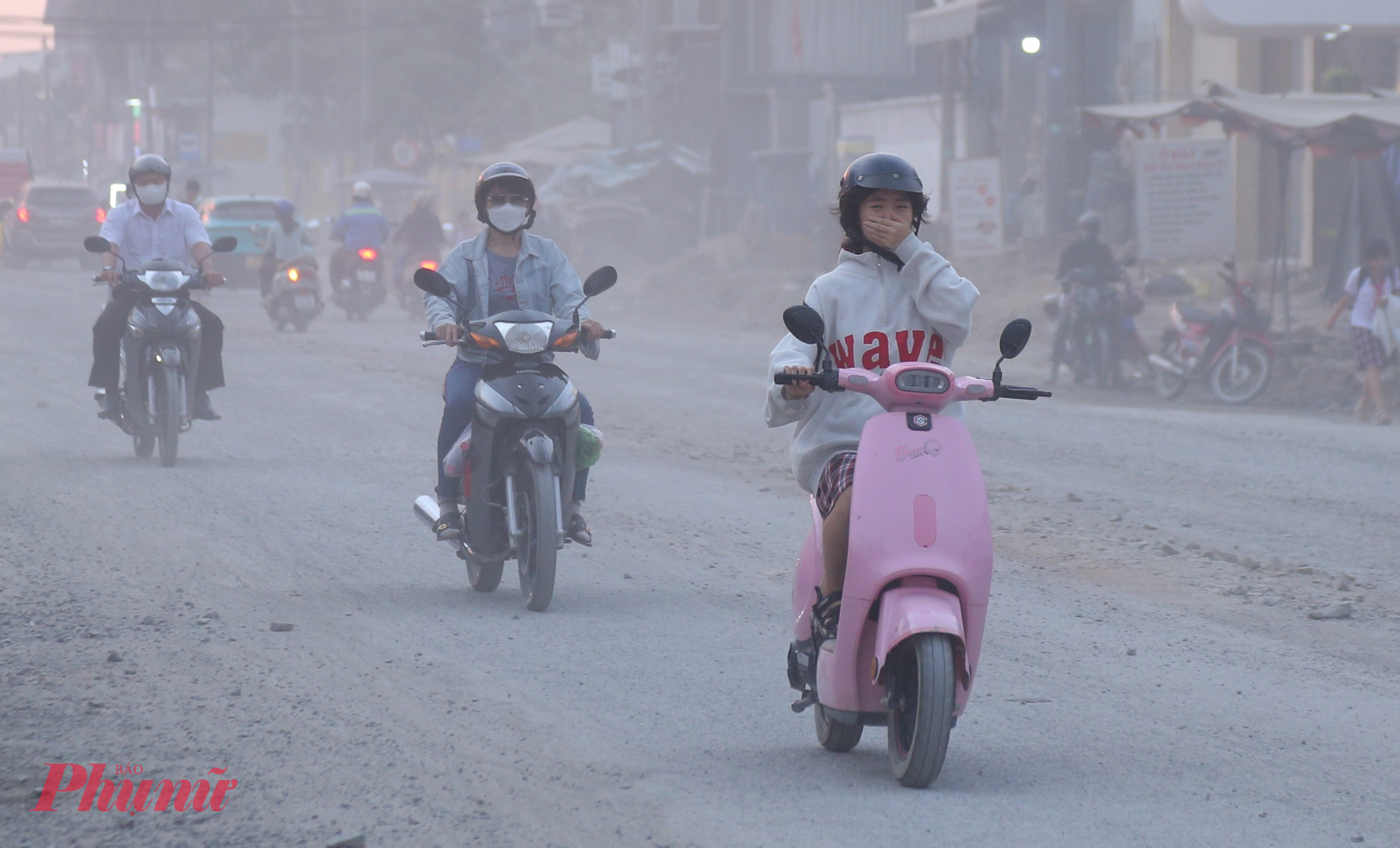 Nhiều em học sinh quên đeo khẩu trang phải dùng tay che chắn mũi.