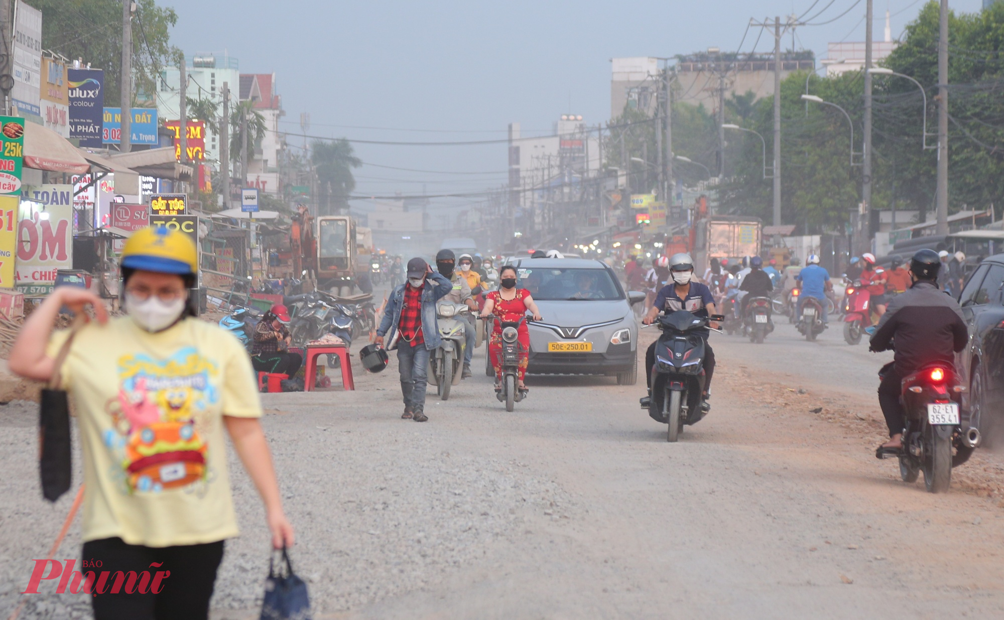 Tuyến đường được đào xới để mở rộng nhung không đảm bảo che chắn, phun nước đều đặn nên bụi bay mù mịt khả khu vực.