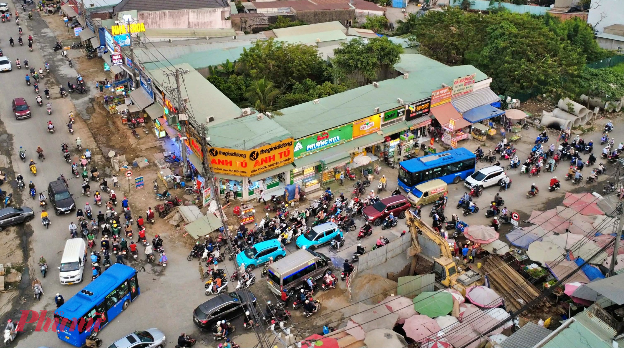 rào chắn công trình thu hẹp mặt đường khiến các dòng xe chen chúc, xung đột, dẫn đến ùn ứ kéo dài.