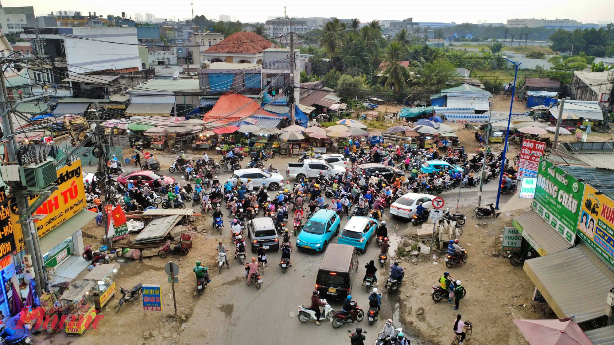 Ghi nhận chiều ngày 12/1, tình trạng rối loạn giao thông diễn ra thường xuyên, nhất là tại giao lộ Lò Lu - Lã Xuân Oai, nơi lưu lượng phương tiện lớn. Giờ cao điểm, rào chắn công trình thu hẹp mặt đường khiến các dòng xe chen chúc, xung đột, dẫn đến ùn ứ kéo dài.