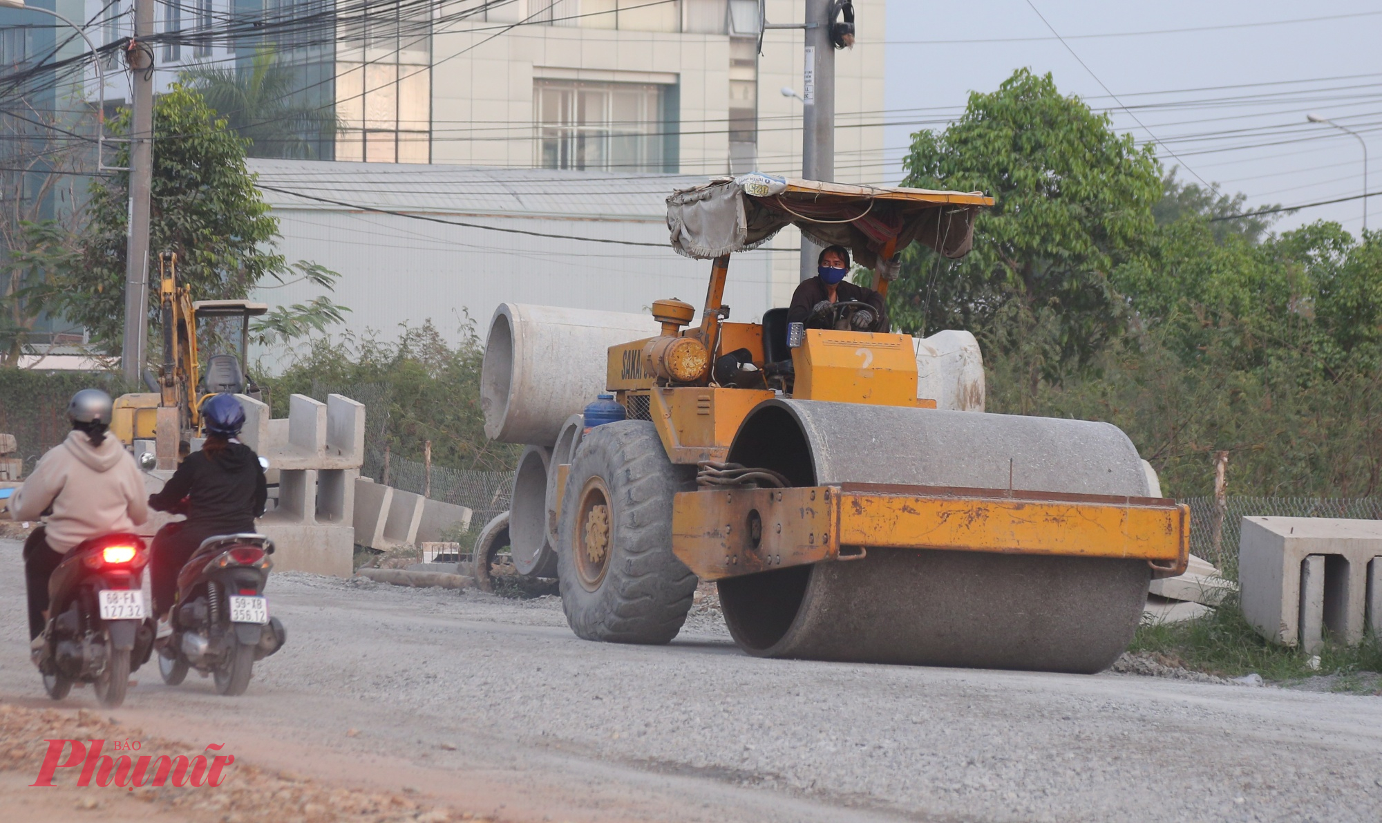 Những đoạn còn lại vẫn trong giai đoạn mở rộng mặt đường, lu lèn, hoàn thiện hệ thống thoát nước, bó vỉa… 