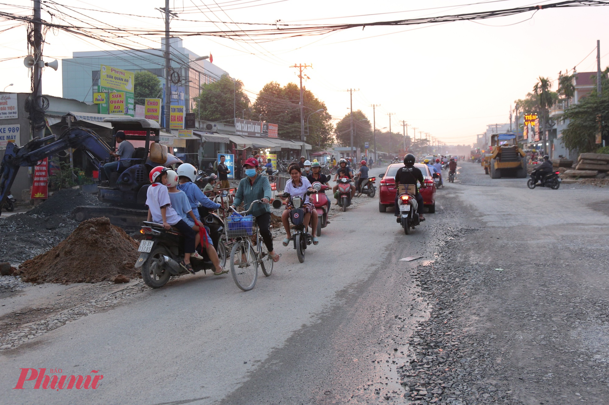 Tình trạng ùn tắc giao thông cũng như bụi mù mịt đã ảnh hưởng không nhỏ đến đời sống người dân tại đây.