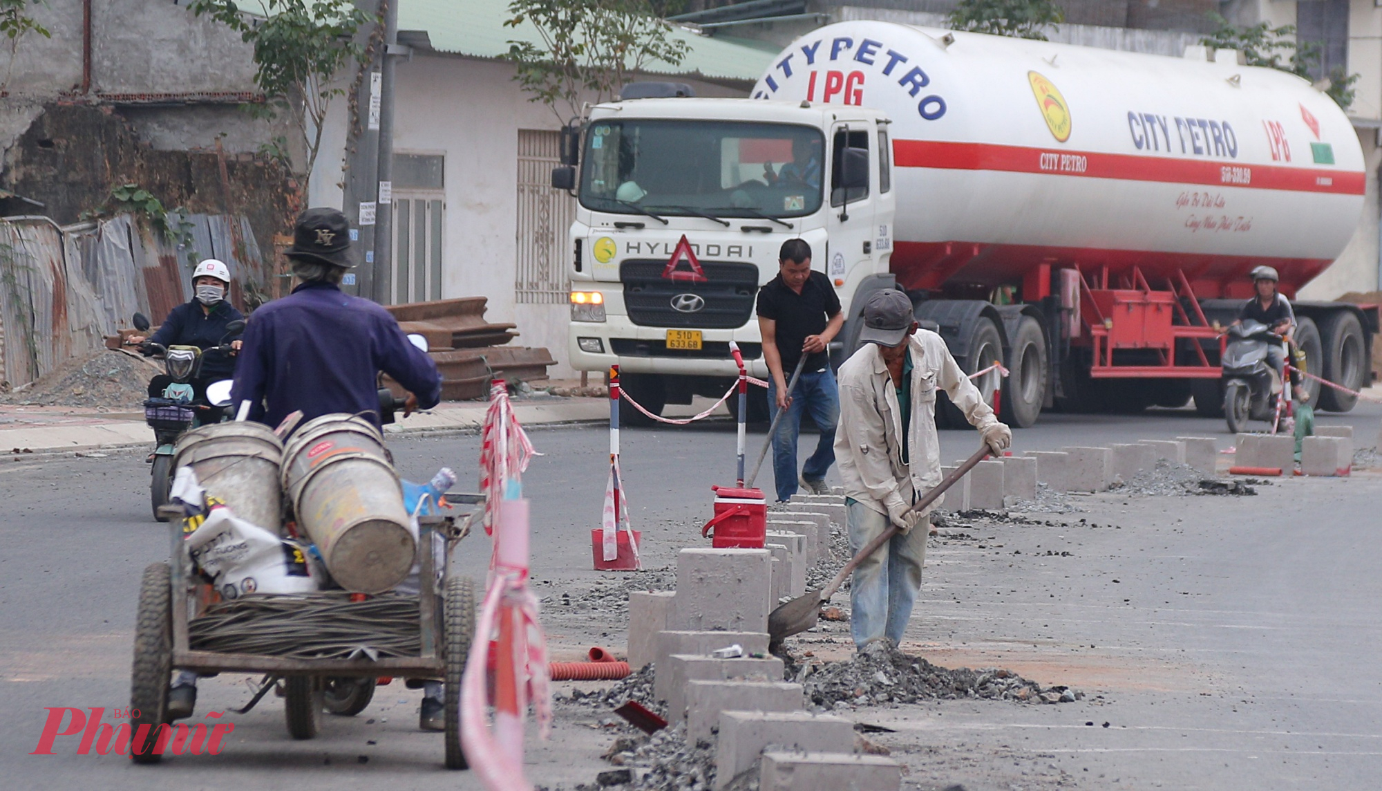 Nhà thầu đang khẩn trương hoàn thiện dải phân cách tại những đoạn đã thảm nhựa mặt đường.