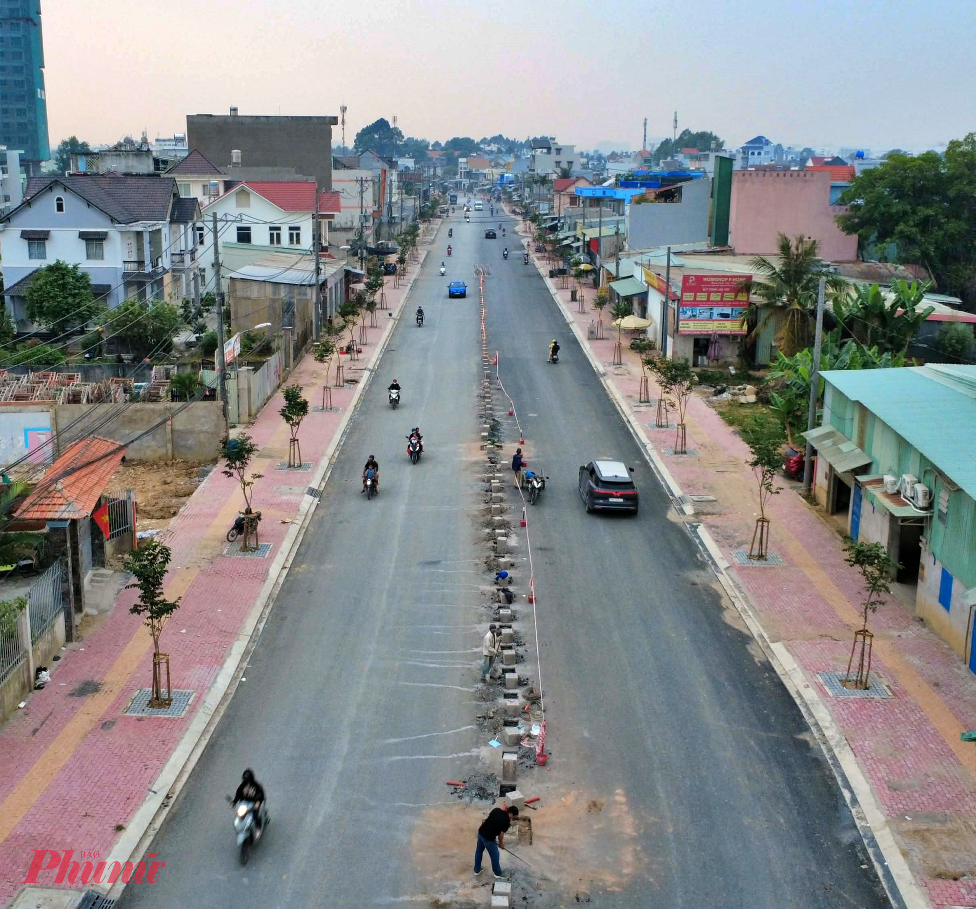 Khoảng 500 m đoạn gần cầu Lắp đã được trải thảm nhựa mặt đường, hoàn thiện vỉa hè và đang tiếp tục thi công dải phân cách. 