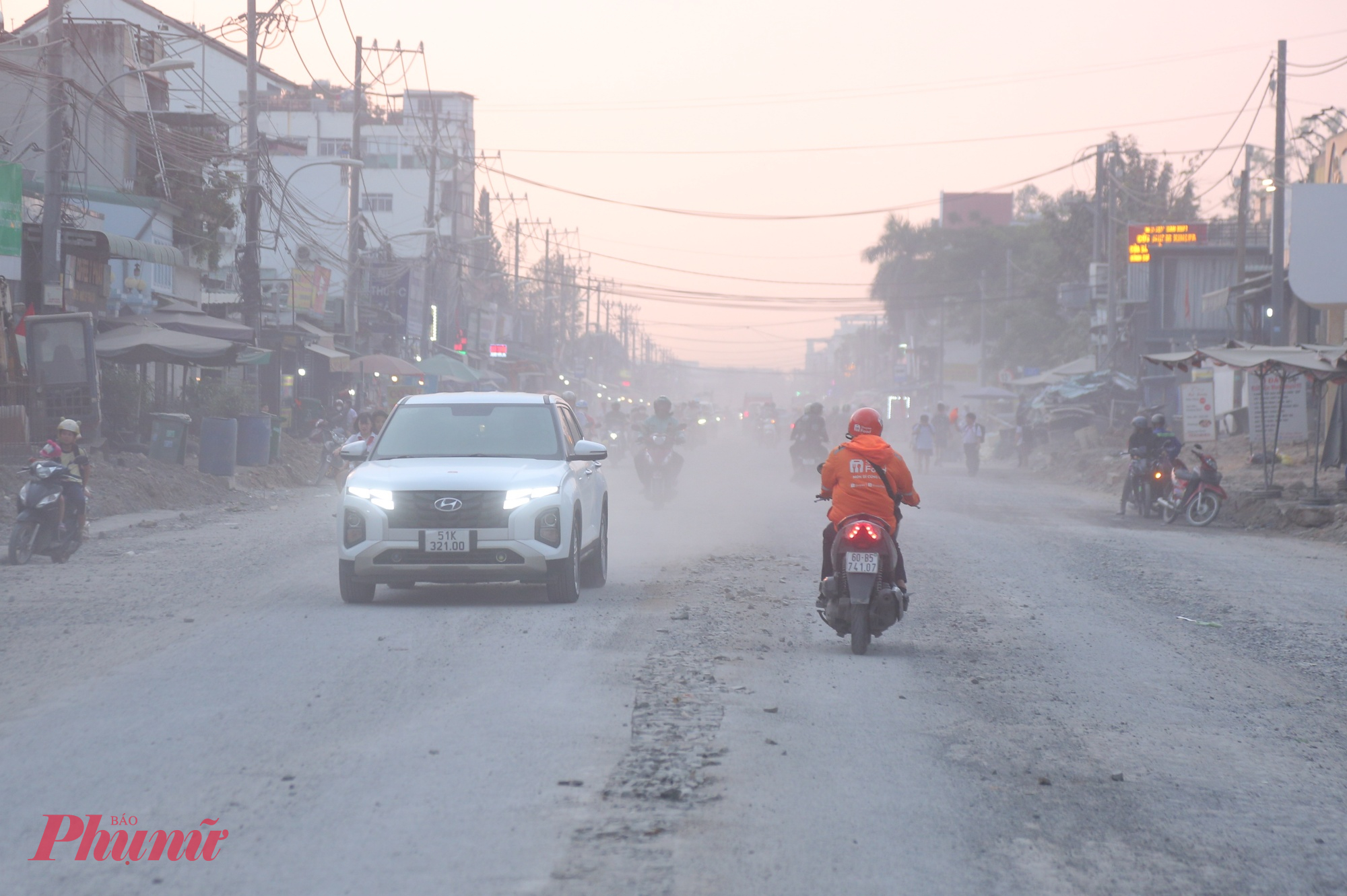 Bụi bao phủ khuất tầm nhìn nên nhiều ô tô và xe máy phải bật đèn sớm.