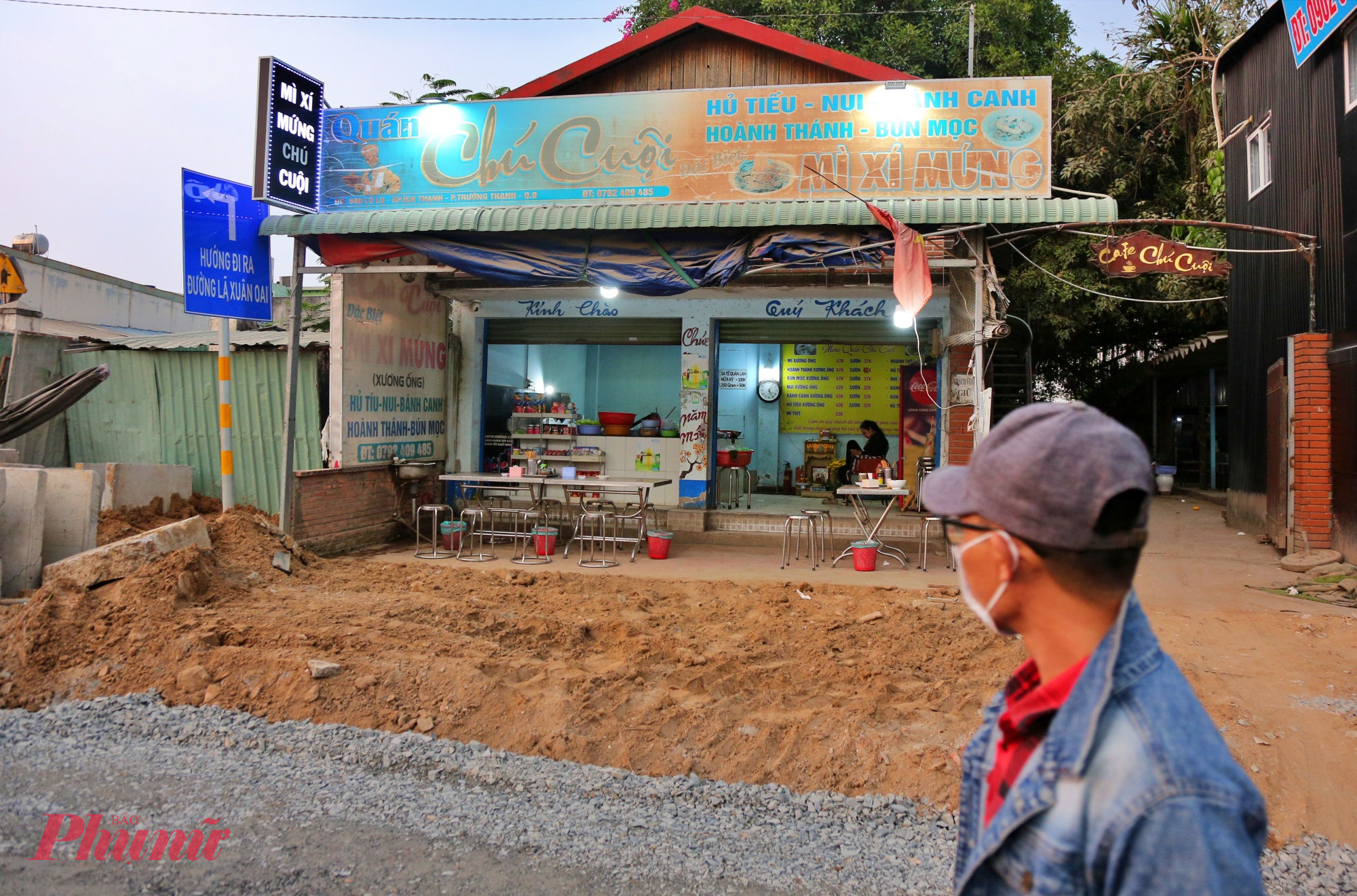 Bụi bám kín bàn ghế, hàng hóa; khách ngại ghé.