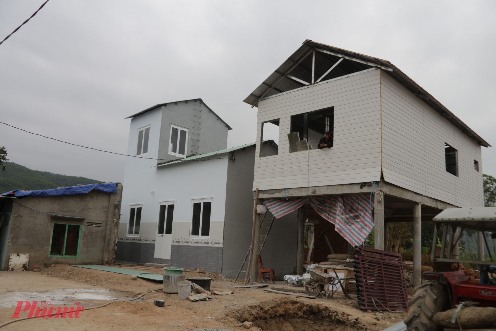 Những căn nhà mới hiện ra trở thành điểm tựa vững chắc cho nhiều hộ dân xóm Bãi Điều