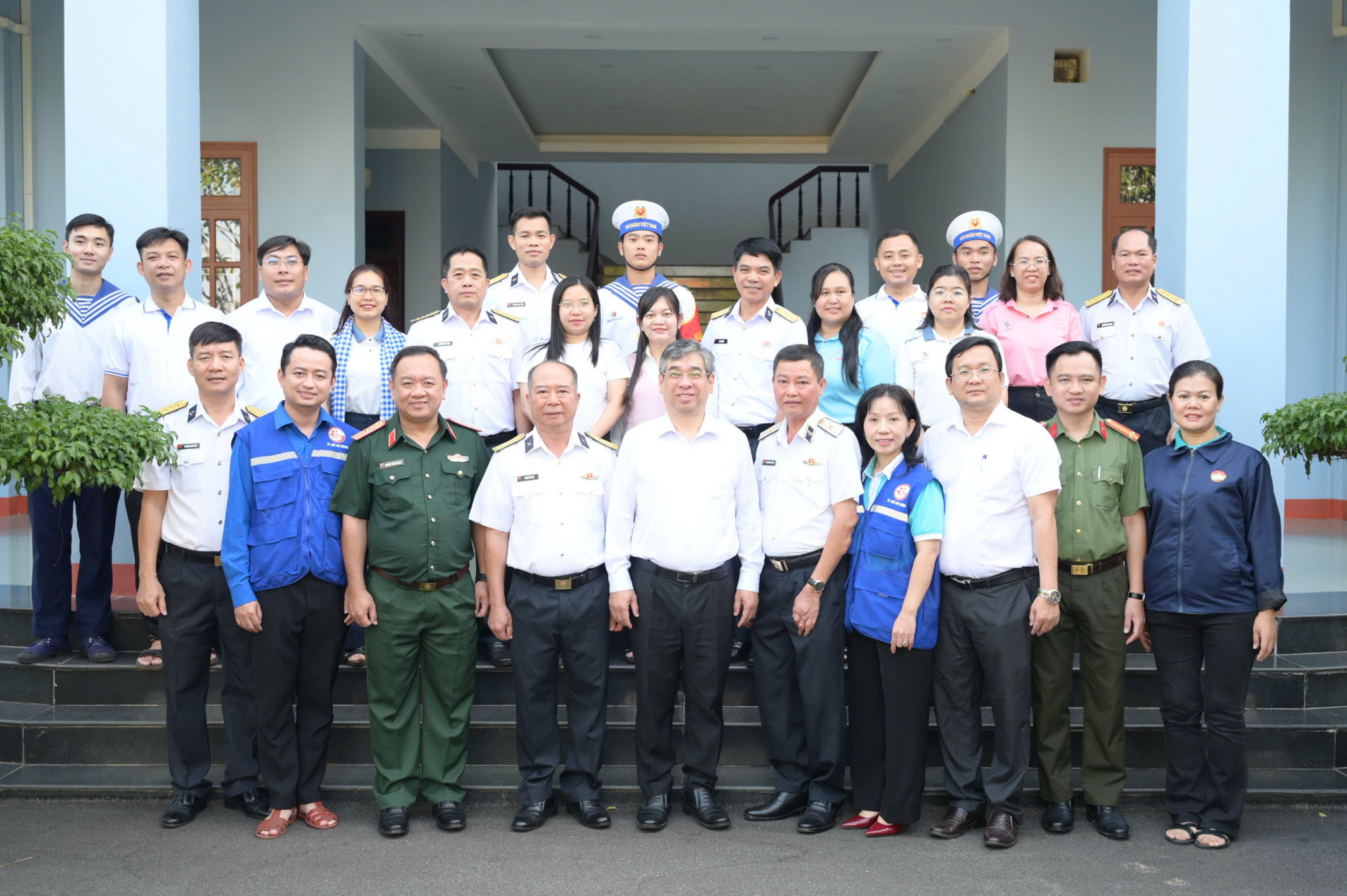 Đoàn lãnh đạo TPHCM do ông Nguyễn Phước Lộc - Phó Bí thư Thành ủy TPHCM, Chủ tịch Ủy ban MTTQ Việt Nam TPHCM - làm trưởng đoàn - đến thăm, làm việc cùng Bộ Tư lệnh vùng 4 Hải quân