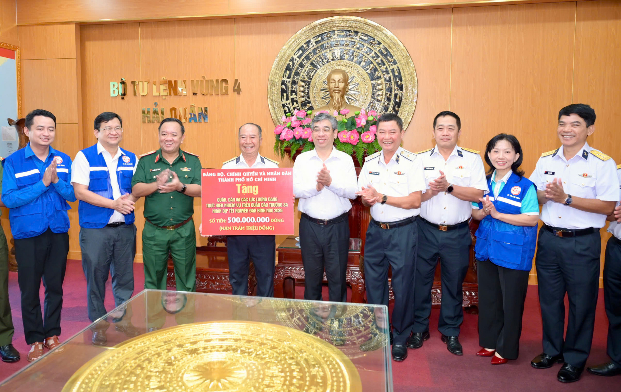 TPHCM trao tặng kinh phí 500 triệu đồng hỗ trợ Bộ Tư lệnh Vùng 4 Hải quân chăm lo quân, dân tại các đảo thuộc quần đảo Trường Sa.