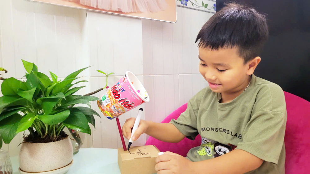 Con trai tác giả hào hứng với chiếc đèn ngủ được tái chế từ vỏ ly mì - Ảnh do tác giả cung cấp