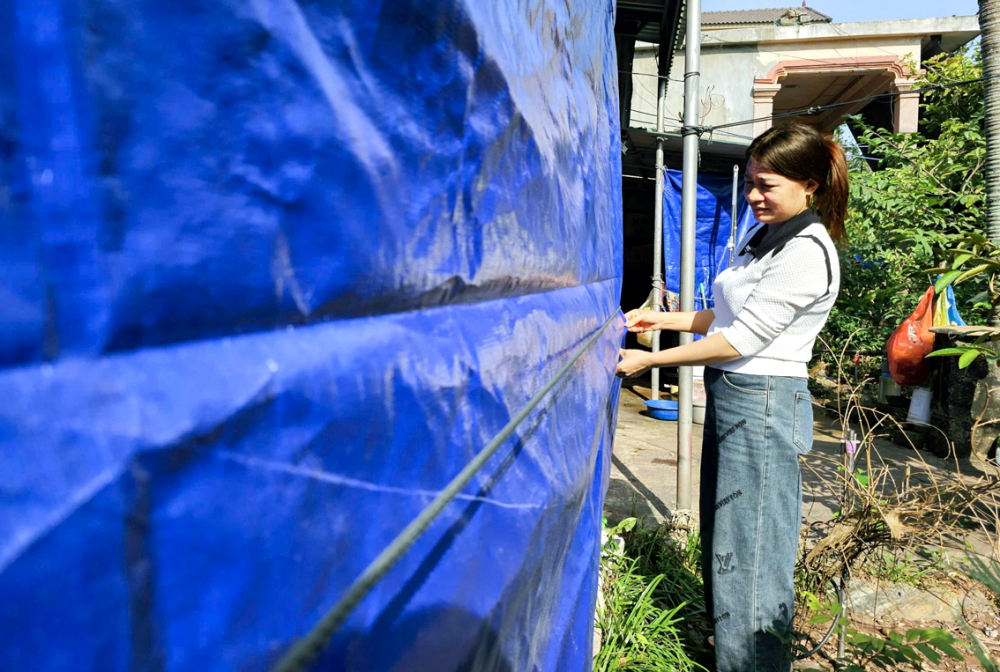 Người dân sống cạnh Trạm nghiền xi măng Sông Lam phải quây kín nhà để tránh bụi