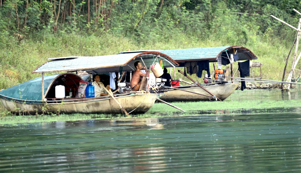 Những chiếc thuyền đánh bắt theo lối tận diệt trên lòng hồ Thác Bà (tỉnh Lào Cai) - ẢNH: Đ.H.