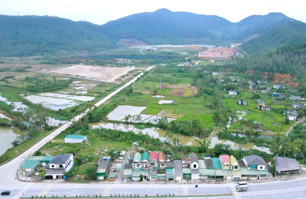 Cuộc sống của hàng chục hộ dân cạnh Khu liên hợp xử lý chất thải rắn Nghi Yên bị đảo lộn vì tình trạng ô nhiễm, mùi hôi thối ngày càng trầm trọng