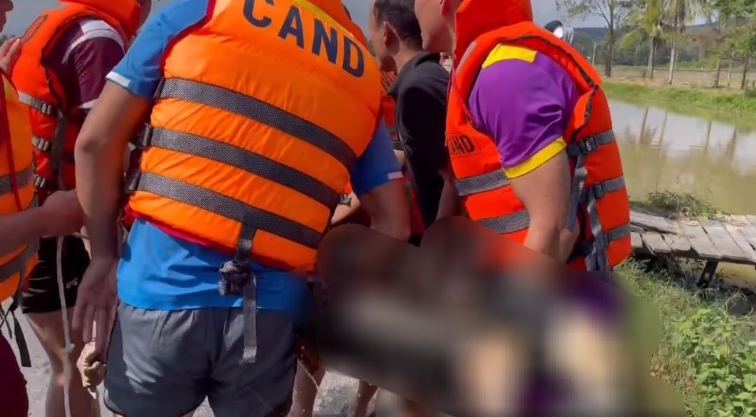 Lực lượng chức năng trục vớt thi thể ông D lên bờ- Ảnh: MXH