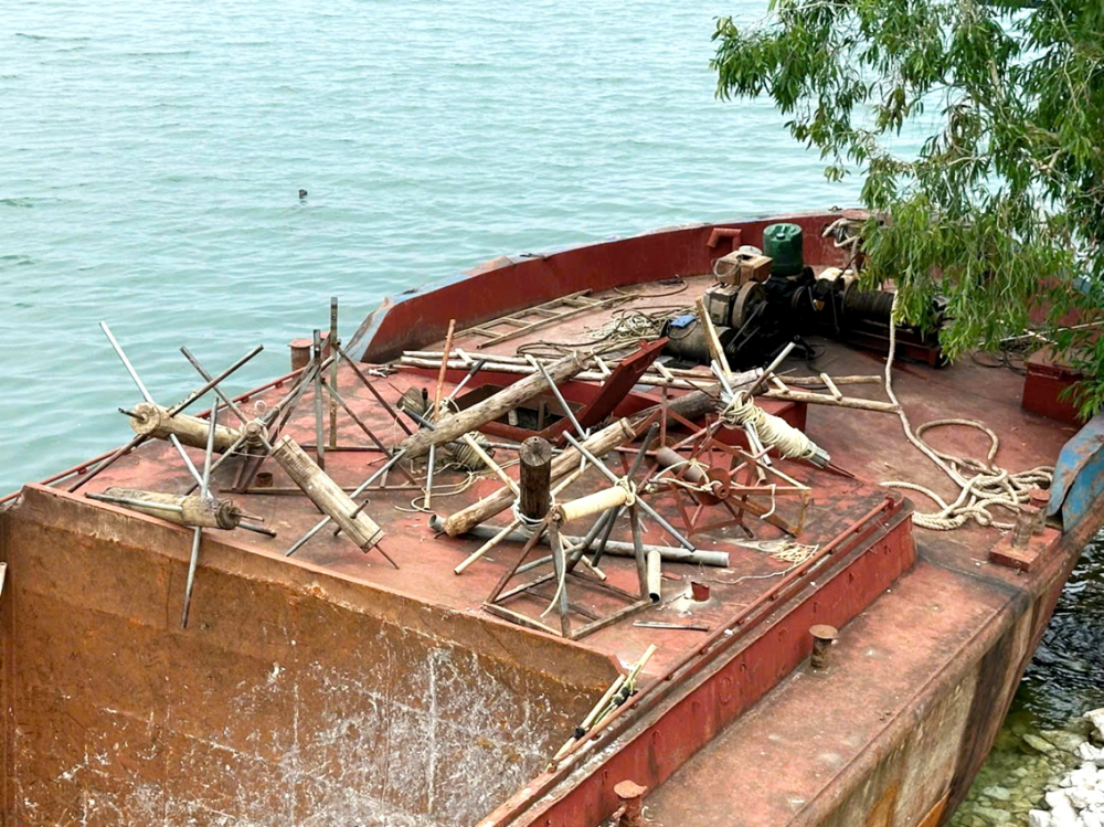 Một số người dân đánh bắt cá hồ bằng những công cụ có tính tận diệt như thuốc cá để làm cá ngạt, kích điện để làm cá bị ngất - ẢNH: Đ.H.