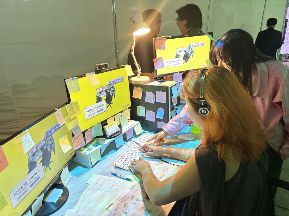 Bạn trẻ trải nghiệm tác phẩm tương tác CTRL+M trong khuôn khổ HOZO City Tết Fest - ẢNH: VK