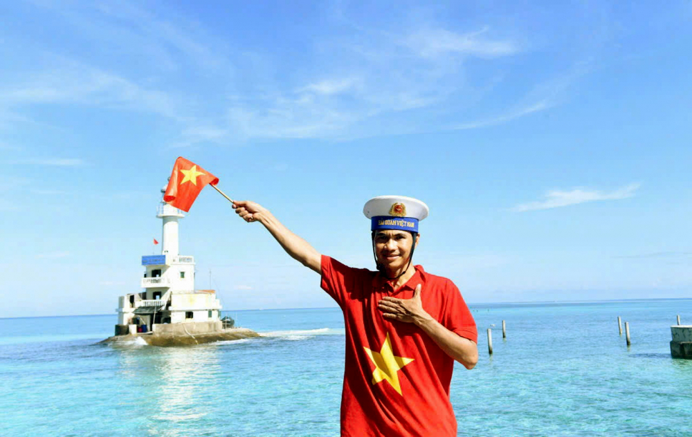 Nhà văn Trương Anh Quốc trong chuyến công tác ở quần đảo Trường Sa  - Ảnh do nhân vật cung cấp