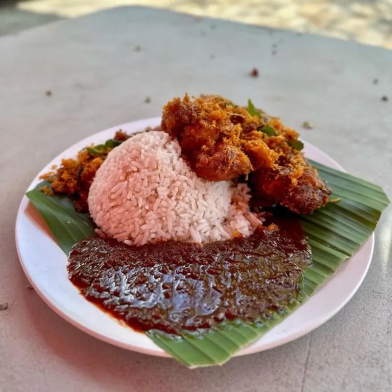 Cơm dừa quán Nasi Lemak Tanglin. Được thành lập từ năm 1948, quán bán ăn sáng món cơm dừa thơm lừng ăn với mực xào sambal, gà rán và bò rendang. Quán cơm được mọi người xếp hàng dài từ sớm này được giới thiệu trong cẩm nang Michelin. Địa chỉ: Kompleks Makan Tanglin, Gerai, số 6, Jalan Cenderasari, Wilayah Persekutuan, Kuala Lumpur; mở cửa từ 7g-12g30 trưa hàng ngày