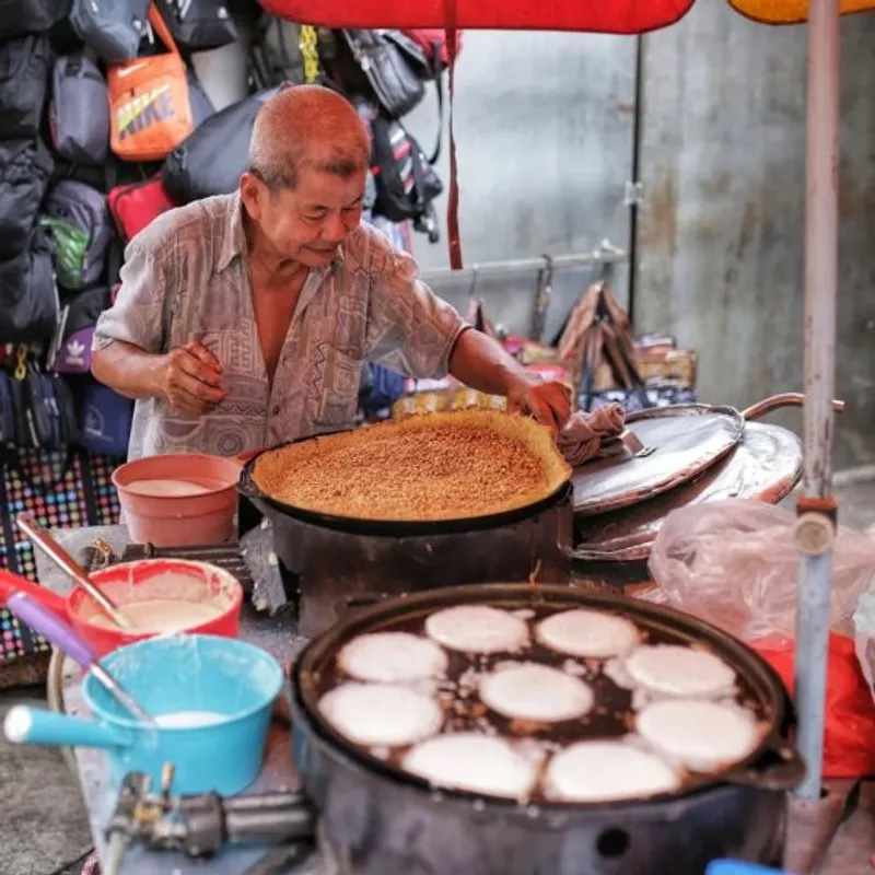 Xe bánh chú Ah Loh. Chú Ah Loh bán 2 loại bánh nướng truyềng thống Malaysia trên đường Petaling đã hơn 40 năm. Bánh apom balik (bánh kẹp đậu) có kích thước lớn, bên ngoài giòn, bên trong mềm, dẻo, dai nhẹ; bánh coconut apom (bánh dừa) thì nhỏ, bột có pha nước cốt dừa và có nhân dừa. Bột bánh pha tại xe đẩy và nướng bánh bằng những chiếc khuôn đã cũ. Địa chỉ: 15-19, Jalan Hang Lekir, Kuala Lumpur;  bán từ 13g - 21g các ngày trong tuần, cuối tuần thì từ 11g30 - 21g30.