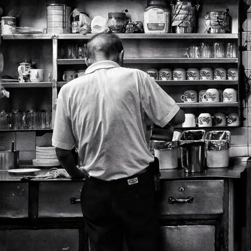 Capital Café. Được mở cửa vào năm 1956, quán café này là biểu tượng của tinh thần Muhibbah (sự đoàn kết đa sắc tộc) của Malaysia.  Quán bán mì xào Hải Nam, cơm nasi padang (cơm kiểu Indonesia), rojak (salad trái cây có sốt cay nồng) và satay (thịt xiên nướng than). Bạn đừng quên gọi một ly cà phê truyền thống đậm đặc,  kèm với bánh mì nướng bơ giòn rụm. Địa chỉ: 213, Jalan Tuanku Abdul Rahman, Kuala Lumpur; mở cửa từ 10g -19g hàng ngày, nghỉ ngày Chủ nhật.