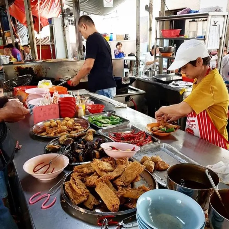 Quán Madras Lane Yong Tau Foo. Bán hơn 70 năm với món chả cá nhồi vào cà tím, ớt đỏ, đậu bắp chiên hoặc tàu hủ chiên chấm với tương đặc trưng của quán. Ngoài ra, còn có  nước dùng ngọt thanh được hầm từ xương cá đi kèm. Địa chỉ: phố Tàu, Kuala Lumpur; mở cửa từ 10g30- 14g hàng ngày, nghỉ ngày thứ Hai.